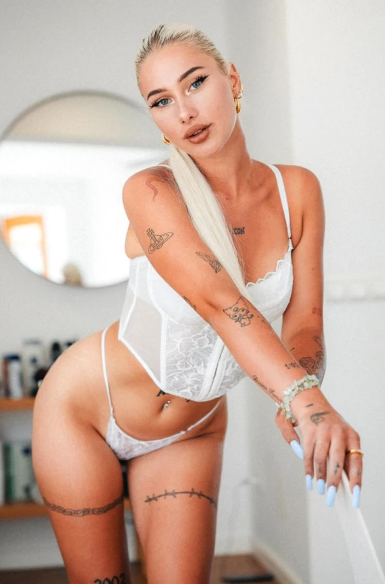 Elina escort in Moscow
