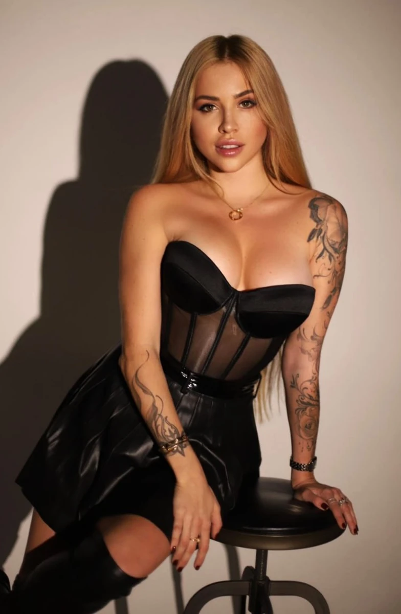 Elly escort in Moscow