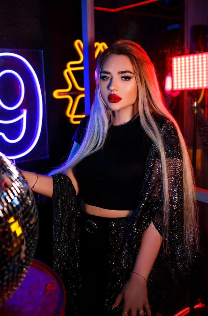 Inessa escort in Moscow